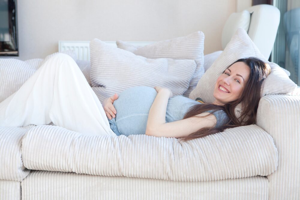 ソファで休む妊婦さん